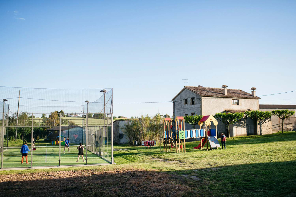 Pista de pàdel i parc infantil