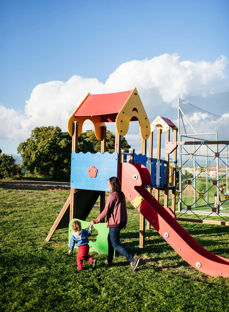 Pista de pàdel i parc infantil